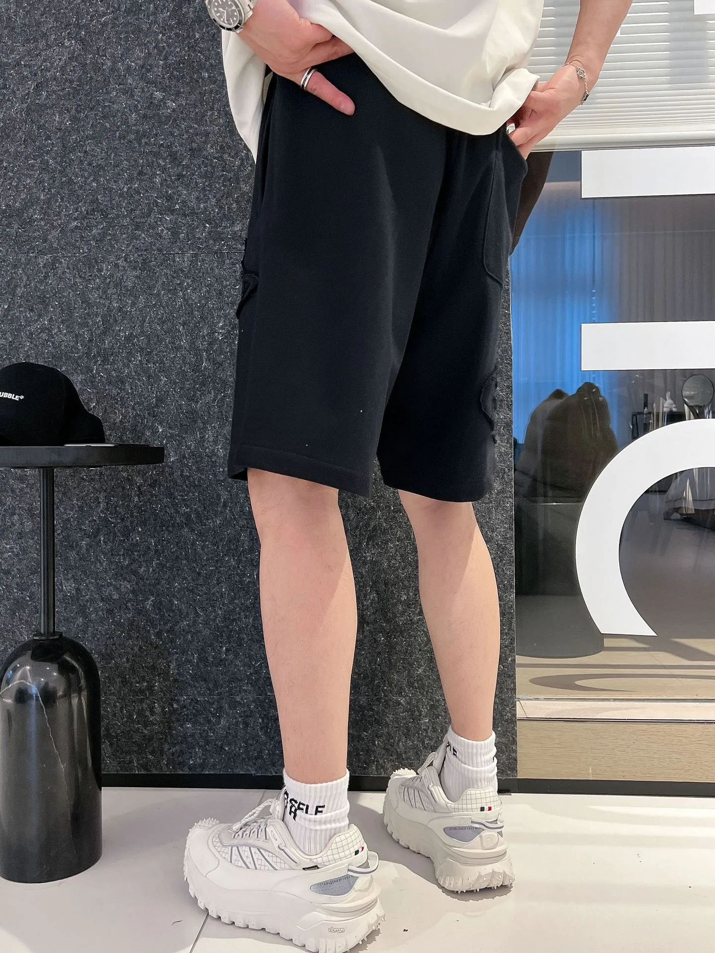 The Queen Mother's three-standard complete 2026 summer New Arrival men's casual shorts, advanced custom-made fabric Breathable fabric, Breathable elasticity and comfort, impeccable details, top-grade accessories, original logo design concept, delicate and soft feel! The upper body fit is awesome! Size: M-XXXL Please state your height and weight when ordering
